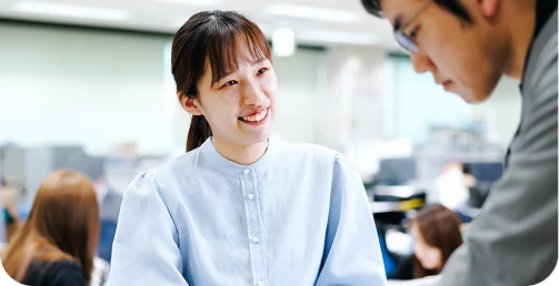 オフィスで社員と打ち合わせをする事業支援職の写真