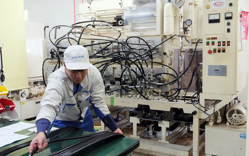 機械系競技の油圧装置組立の写真