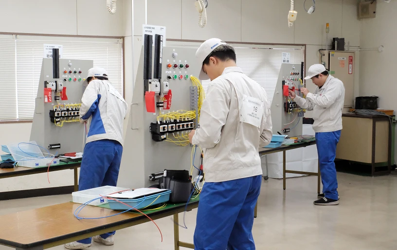 電気系競技の電気制御回路設計組立の写真